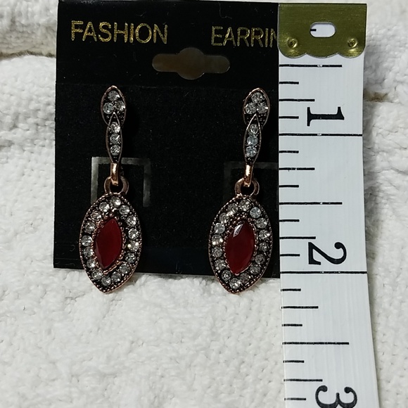 Elegant crystal & ruby red dangle earrings - Picture 3 of 3
